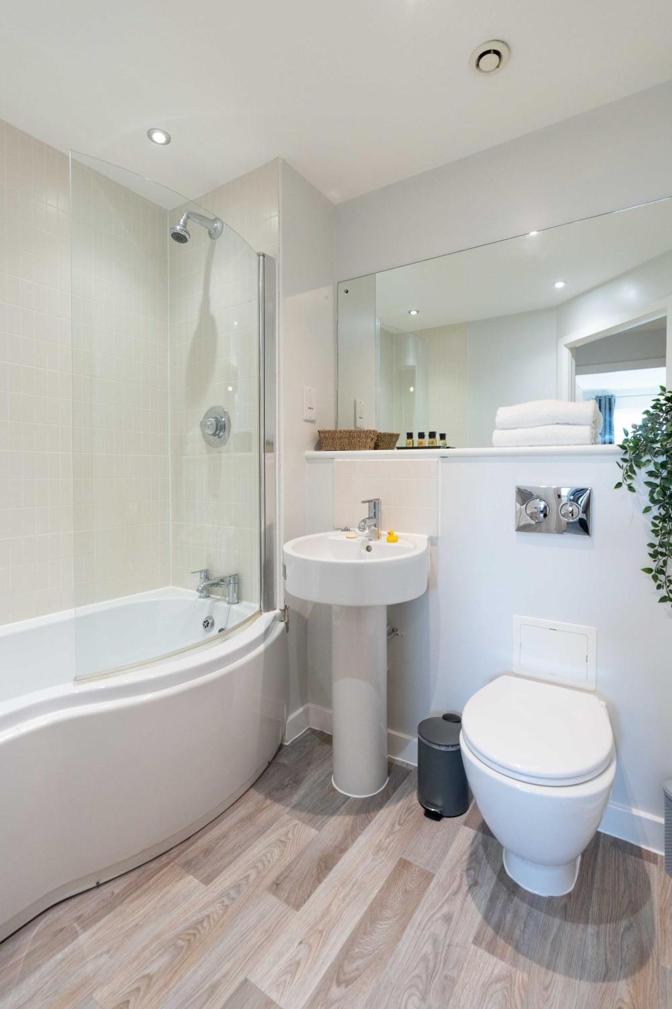 Cotels Centro - Location, Parking, Fibre Wifi, Smart Tv, Fully Equipped Kitchen * Northampton
