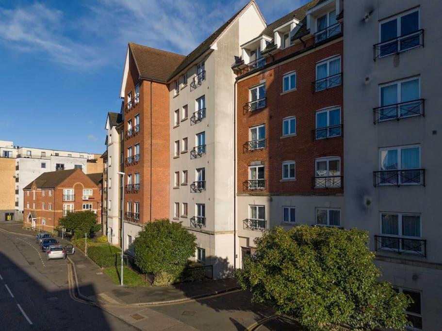 Cotels Centro - Location, Parking, Fibre Wifi, Smart Tv, Fully Equipped Kitchen * Northampton