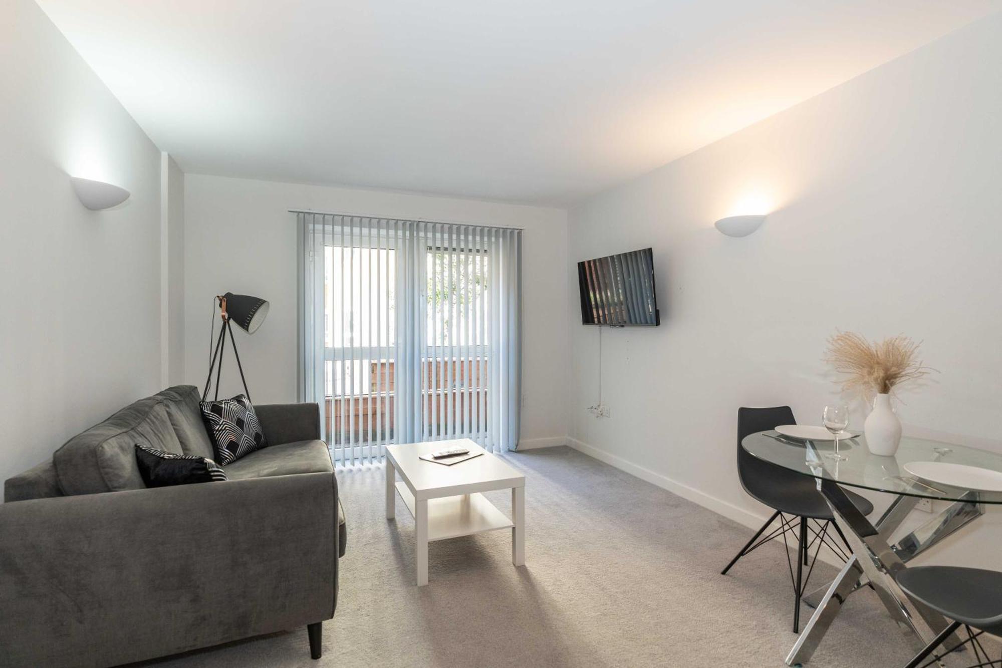 Cotels Centro - Location, Parking, Fibre Wifi, Smart Tv, Fully Equipped Kitchen * Northampton