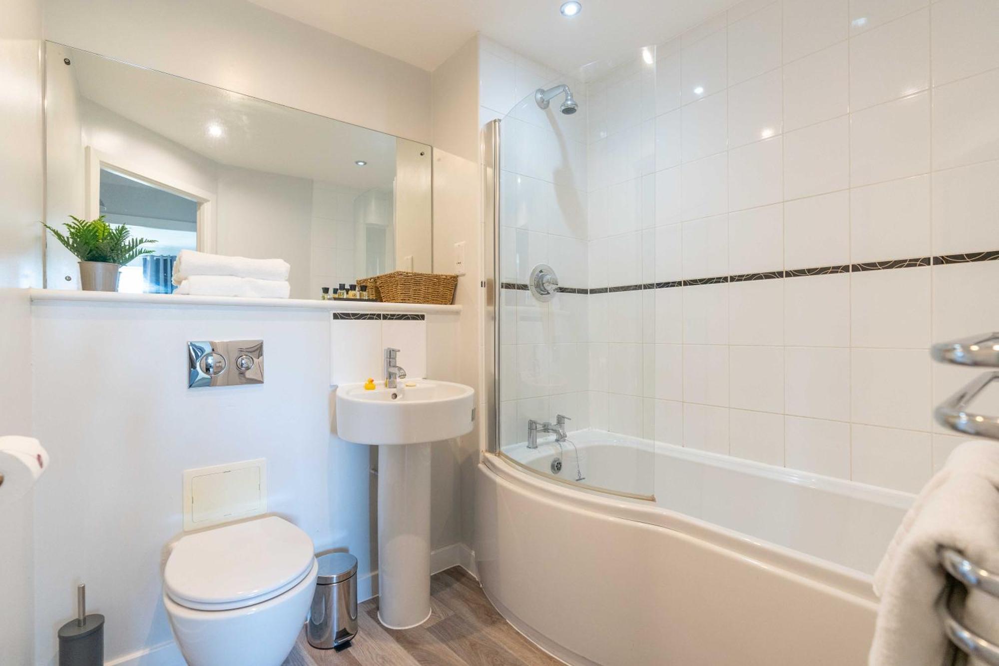 Cotels Centro - Location, Parking, Fibre Wifi, Smart Tv, Fully Equipped Kitchen * Northampton