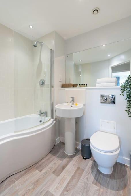 Cotels Centro - Location, Parking, Fibre Wifi, Smart Tv, Fully Equipped Kitchen * Northampton