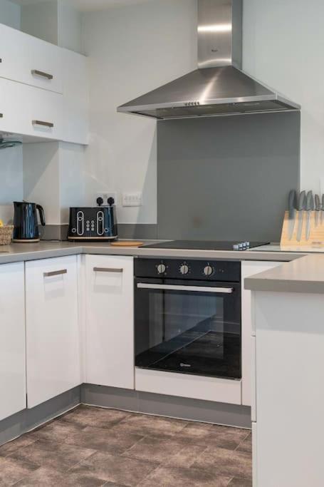 Cotels Centro - Location, Parking, Fibre Wifi, Smart Tv, Fully Equipped Kitchen * Northampton
